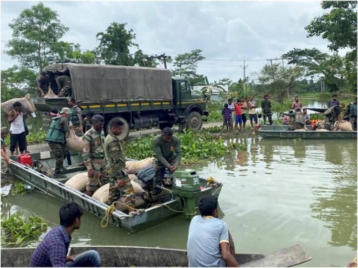 Assam Floods 192 people died in Assam flood landslide More than 5 lakh people affected in 12 districts Assam Floods: असम में बाढ़ से 12 जिले के 5 लाख से ज्यादा लोग प्रभावित, अब तक 192 की मौत, जानें ताजा हालात