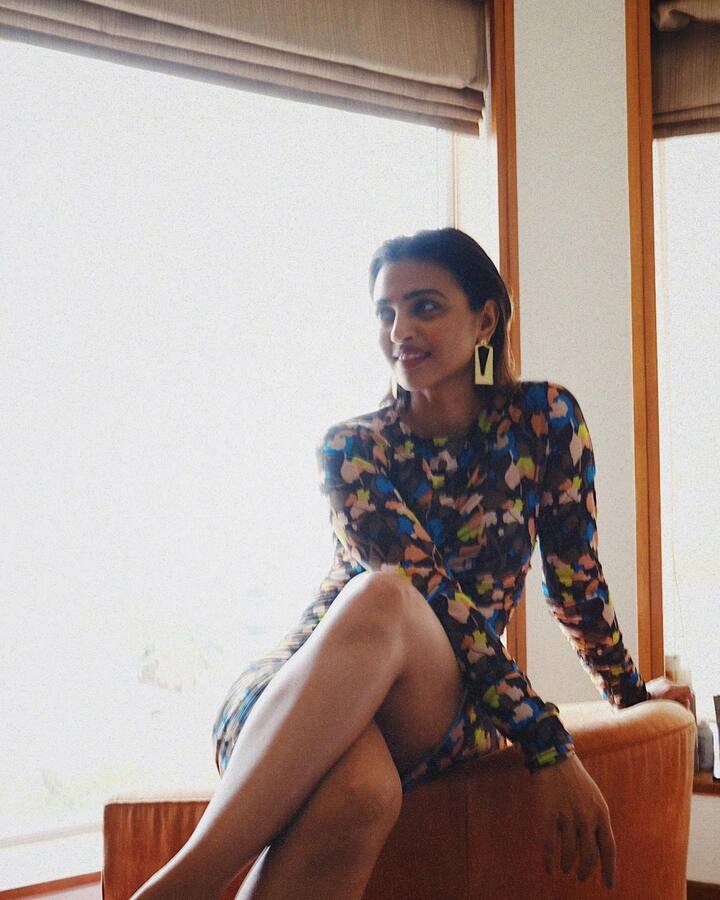 राधिका म्हणाली, आमच्याकडे लग्नाचे कोणतेही फोटो नाहीत, हे एका पद्धतीने चांगले आहेत. माझ्या नवऱ्याला फोटो काढायला आवडत नाहीते. तो स्वतःचा एकही फोटो क्लिक करू देत नाही. पण, आता जेव्हा जेव्हा आम्ही सुट्टीवर जातो तेव्हा, तो काही फोटो क्लिक करण्याचा प्रयत्न करतो. (Photo : @ radhikaofficial/IG)