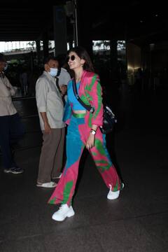 Sanjana Sanghi Photos: काले चश्‍मे में दिखा आदित्‍य राॅय कपूर की हीरोइन संजना सांघी का स्‍वैग