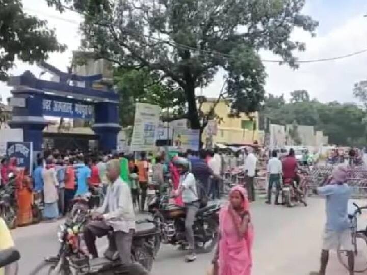 Madhepura News: Youth dies after being hit by high voltage wire in Madhepura, villagers block road Madhepura News: मधेपुरा में हाईवोल्‍टेज तार की चपेट में आने से युवक की मौत, ग्रामीणों ने विरोध में किया रोड जाम