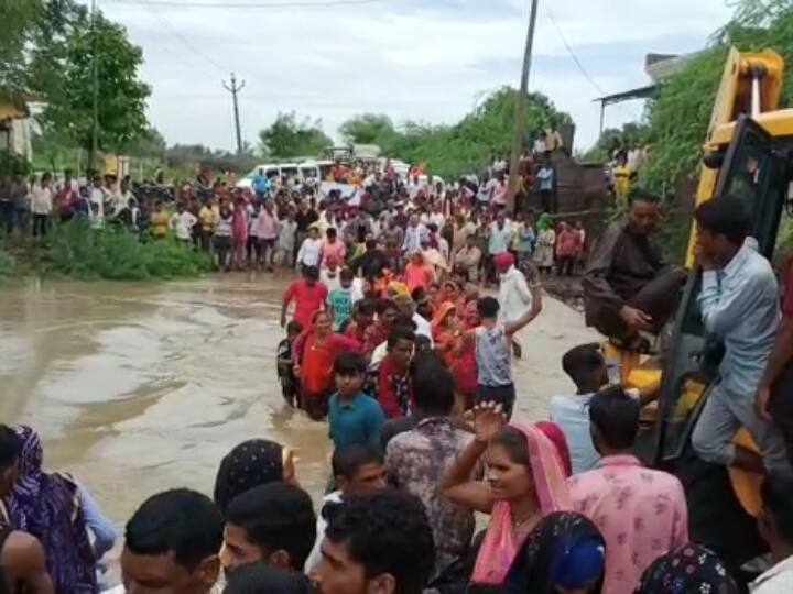 Rajasthan Bundi heavy rain Waterlogging Many Areas and road also affected ANN Bundi Rain: बूंदी में भारी बारिश के बाद नदी-नाले उफान पर, जान जोखिम में डाल सड़क पार कर रहे लोग