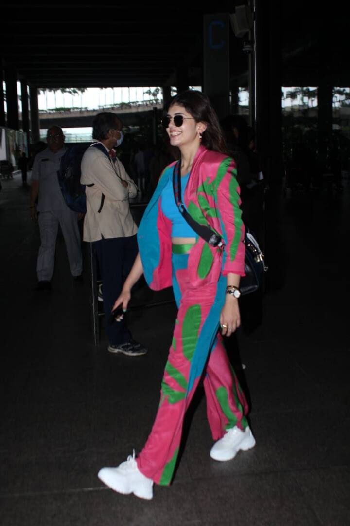 लेटेस्ट  कलरफुल आउटफिट को लेकर संजना सांघी (Sanjana Sanghi) ट्रोल भी हो सकती हैं. एक बार संजना ऐसे आउटफिट में नजर आई थीं कि उर्फी जावेद (Urfi Javed) से लोग उनकी तुलना करने लगे थे.