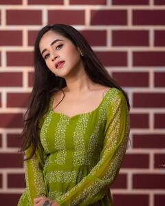 Deepthi Sunaina: గ్రీన్ ఫ్రాక్ లో దీప్తి సునైనా క్యూట్ లుక్!