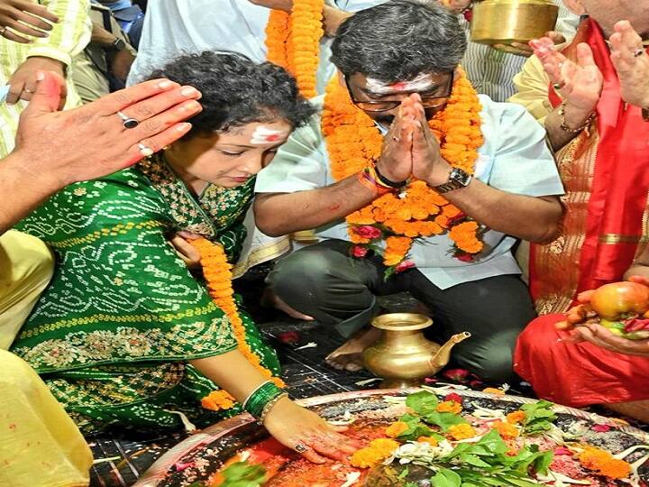 सीएम हेमंत सोरेन ने बाबा बैद्यनाथ धाम की तस्वीर अपने सोशल मीडिया अकाउंट पर शेयर की. उन्होंने लिखा, 'जय बाबा बैद्यनाथ! हर हर महादेव!'