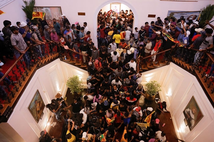 Sri Lanka Declares state of emergency after president Gotabaya Rajapaksa flees: PM's office Sri Lanka Crisis: श्रीलंका में इमरजेंसी का एलान, राष्ट्रपति गोटाबाया के देश छोड़ने के बाद सड़क पर भारी प्रदर्शन