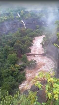 PHOTO : धबधब्यांमुळे अजिंठा लेणीचं सौंदर्य अधिकच खुललं