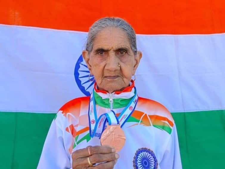Bhagwani Devi aged 94, wins one gold and bronze medals at World Masters Athletics Championship Bhagwani Devi : 94 वर्षांच्या आजीबाईंची कमाल, वर्ल्ड मास्टर्स अॅथलेटिक्स चॅंम्पियनशिपमध्ये सुवर्णपदकासह कांस्य पदकावर कोरलं नाव
