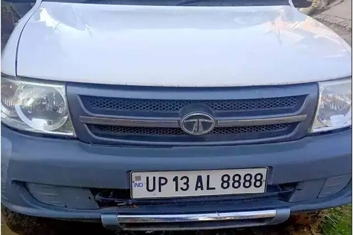 রাস্তায় গাড়ি চালাতে হলে আপনার কাছে ড্রাইভিং লাইসেন্স (ডিএল), আরসি, বিমার শংসাপত্র, দূষণের শংসাপত্র ও ড্রাইভিং করার সময় পারমিট থাকা বাধ্যতামূলক। এখানেই শেষ নয়, রাস্তায় ট্র্যাফিক নিয়ম ভাঙলে দিতে হবে বড় অঙ্কের জরিমানা।