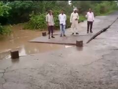 वर्ध्यातील पोथरा नदीला जोडणाऱ्या नाल्यावरील सिमेंटचा रस्ता गेला वाहून, चार ते पाच गावांचा संपर्क तुटला