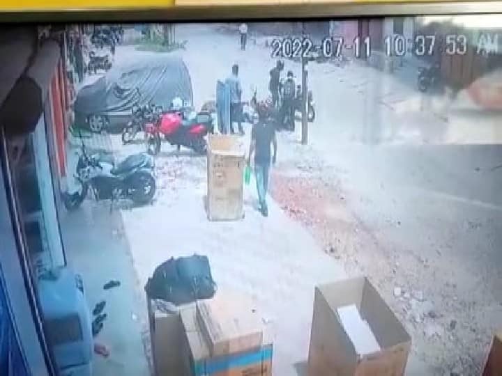 Madhepura Loot: Criminals looted Rs 12 lakh from private finance company employee by showing weapons ann Madhepura Loot: अपराधियों ने हथियार दिखाकर प्राइवेट फाइनेंस कंपनी के कर्मी से लूट लिए 12 लाख रुपये, CCTV में पूरी घटना कैद