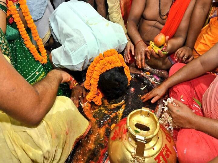 सीएम हेमंत सोरेन ने निर्देश दिया है कि मेला क्षेत्र में श्रद्धालुओं को हर संभव सुविधा मुहैया कराई जाए जिससे सभी सुरक्षित और सुलभ जलार्पण कर सकें. मुख्यमंत्री ने कहा कि हर हाल में सभी कांवड़ियों के साथ अपना व्यवहार विनम्र रखें.