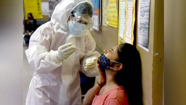 coronavirus cases in india today 16,935 new cases of covid 51 deaths recorded in the last 24 hour Coronavirus : दिलासादायक! चार दिवसांनंतर कोरोना रुग्णांचा आलेख घटला, 51 रुग्णांचा मृत्यू