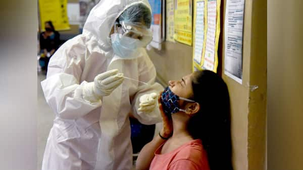 West Bengal Coronavirus Updates: 2839 new cases, 1875 recoveries with 05 death recorded in 24 hours in the state WB Corona Cases: রাজ্যে ১ দিনে নতুন করে করোনা আক্রান্ত ২, ৮৩৯ জন; সংক্রমণে শীর্ষে কলকাতা