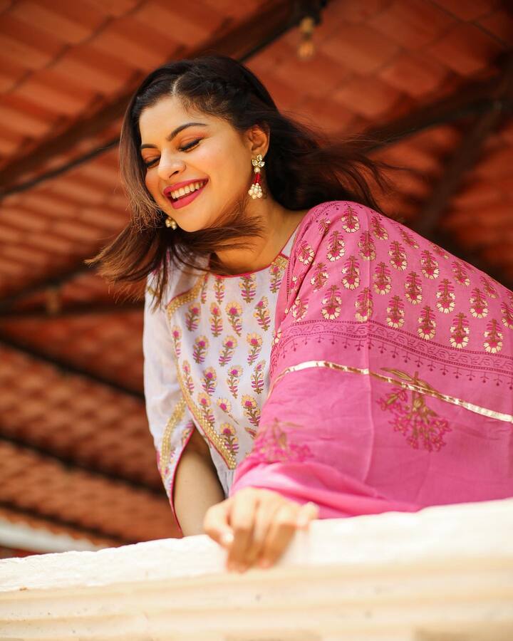 कायम चर्चेत असलेली स्नेहा बिग बॉस मराठी ३ मध्ये स्पर्धक म्हणून सहभागी झाली होती.(photo:snehawagh/ig)