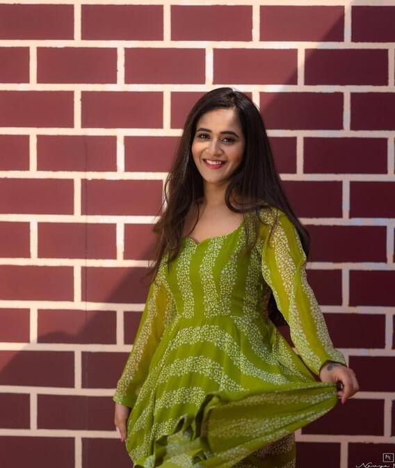 Deepthi Sunaina: గ్రీన్ ఫ్రాక్ లో దీప్తి సునైనా క్యూట్ లుక్!
