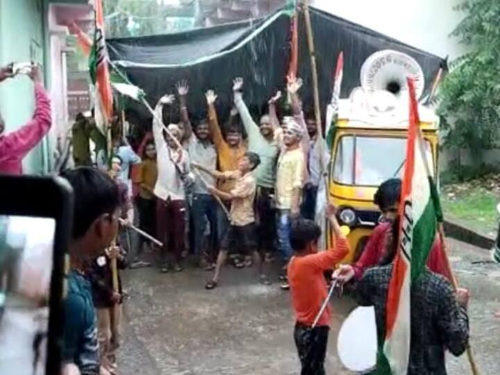 MP Local Body Election 2022 Campaigning with support of tarpaulin and umbrella in rain in Berasia ANN Bhopal News: बारिश में भी नहीं डिगा निकाय चुनाव के प्रत्याशियों का हौंसला, तिरपाल ओढ़कर और छाता लेकर समर्थकों के साथ किया प्रचार