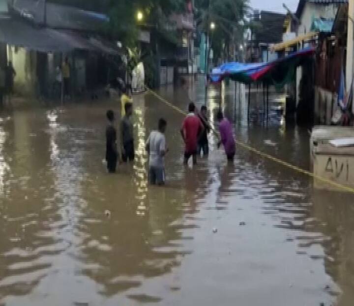 गुजरात में बीते कुछ दिनों से लगातार हो रही तेज बारिश ने कई जिलों में बाढ़ के हालात पैदा कर दिए हैं. भारतीय मौसम विभाग ने अगले कुछ दिन बारिश की चेतावनी जाहिर की है.