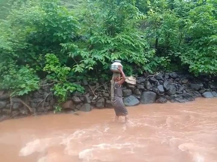 Maharashtra News Nashik News Women's struggle for water in Shendripada in flooded Nashik News : पाण्यासाठीचा संघर्ष थांबणार कधी? आदित्य ठाकरेंनी भेट दिलेला शेंद्रीपाडा पुन्हा एकदा चर्चेत, भर पुरातून पाण्याची 'वाट'