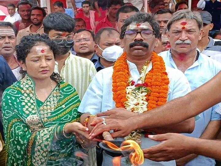 बाबा बैद्यनाथ के धाम पहुंचकर सीएम हेमंत सोरेन और पत्नी कल्पना सोरेन ने भगवान भोलेनाथ की पूजा करने के साथ-साथ आरती भी की.