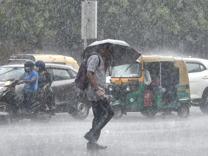 noida weather update up news noida weather changed due to rains, people got relief from heat Rain Update: दिल्ली-NCR में झमाझम बारिश से बदला मौसम का मिजाज, लोगों को मिली गर्मी और उमस से राहत