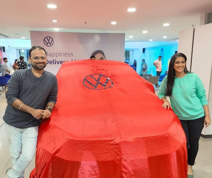 'नविन कार घ्यायची 7-8 महिन्यांपासून डोक्यात होत पण बजेट आणि रेग्युलर खर्चाच गणित finally मॅनेज झाल आणि 29 जुलैला तेजस चा वाढदिवस असतो तर त्या निमित्ताने गाडी तेजस ला gift केली. आमच्या या क्षणी कायम आमच्यासोबत असणाऱ्या तुम्हा सर्वांचे खूप खूप आभार' असंही शर्मिष्ठानं कॅप्शनमध्ये लिहिलं. (Sharmishtha Raut/instagram)