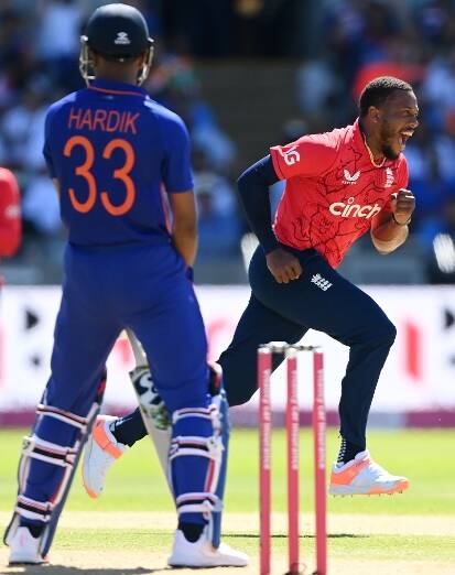 এরপর ২১৬ রানের লক্ষ্যমাত্রা নিয়ে ব্যাট করতে নাম ভারত। কিন্তু, গোড়াতেই ধাক্কা খেতে হয়। মাত্র ৩১ রানে ৩ উইকেট খুইয়ে চাপে পড়ে যায় টিম ইন্ডিয়া।