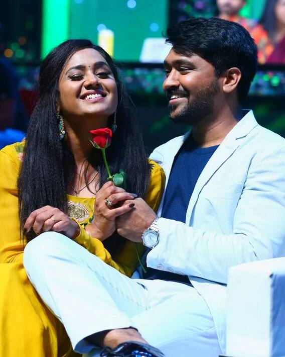 Maheshbabu-Keerthi Photos: 'మనసిచ్చి చూడు' మహేశ్ బాబుతో 'కార్తీకదీపం' కీర్తి , ఫొటోస్ అదిరాయ్