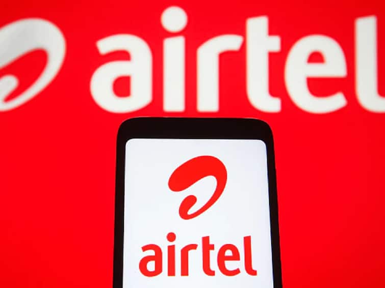 Bharti Airtel stock falling 5 percent after Adani Group enters race for telecom spectrum Bharati Airtel Share Price :  भारती एअरटेलच्या शेअर दरात मोठी घसरण; 'ही' भीती ठरली कारणीभूत!