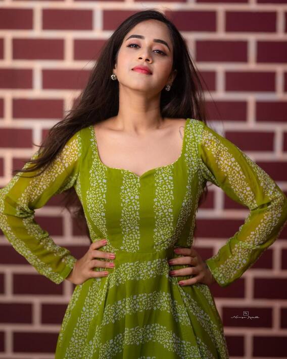 Deepthi Sunaina: గ్రీన్ ఫ్రాక్ లో దీప్తి సునైనా క్యూట్ లుక్!