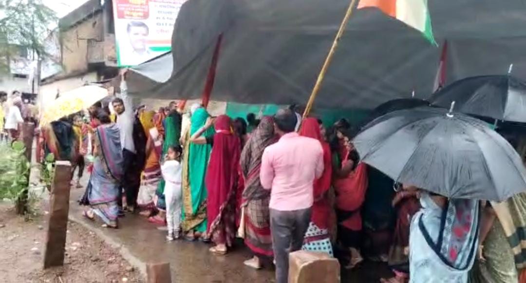 Bhopal News: बारिश में भी नहीं डिगा निकाय चुनाव के प्रत्याशियों का हौंसला, तिरपाल ओढ़कर और छाता लेकर समर्थकों के साथ किया प्रचार