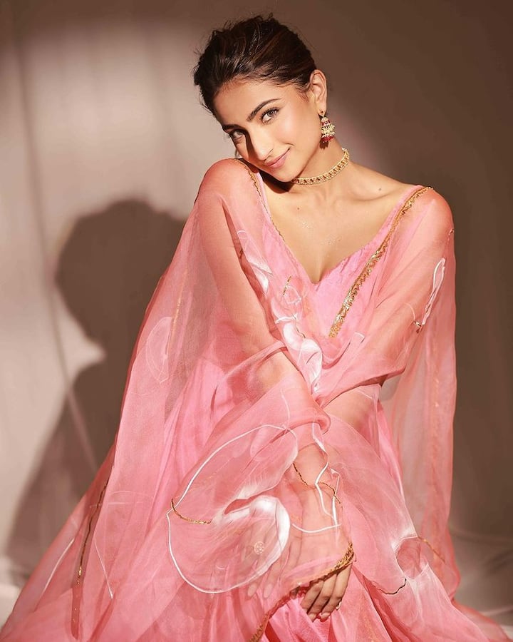 पलक की फोटो से फैंस की नजर नहीं हट रही है. वह ढेर सारे कमेंट कर रहे हैं. एक फैन ने लिखा- ये लड़की... अमेजिंग है. वहीं दूसरे फैन ने लिखा-चांद की कुड़ी.