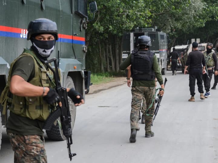 Awantipora EncounterTerrorist Kaiser Koka neutralised by security forces Awantipora Encounter: जम्मू-कश्मीर में सुरक्षाबलों का एक्शन जारी, मोस्ट वांटेड आतंकी कैसर कोका समेत 2 ढेर