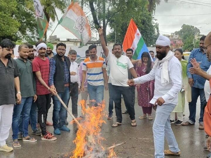 Bastar minister Kawasi Lakhma being called item girl by bjp MLA Ajay Chandrakar Chhattisgarh ANN Bastar News: मंत्री कवासी लखमा को 'आइटम गर्ल' कहे जाने का विरोध, कांग्रेस कार्यकर्ताओं ने फूंका बीजेपी MLA का पुतला