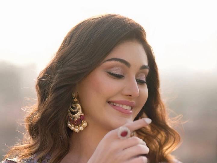 अर्थात अभिनयाच्या बळावर ती विशेष चमत्कार दाखवू शकली नसली तरी तिने आपल्या सौंदर्याने सर्वांचे लक्ष वेधून घेतले आहे.(photo:shefalijariwala/ig)
