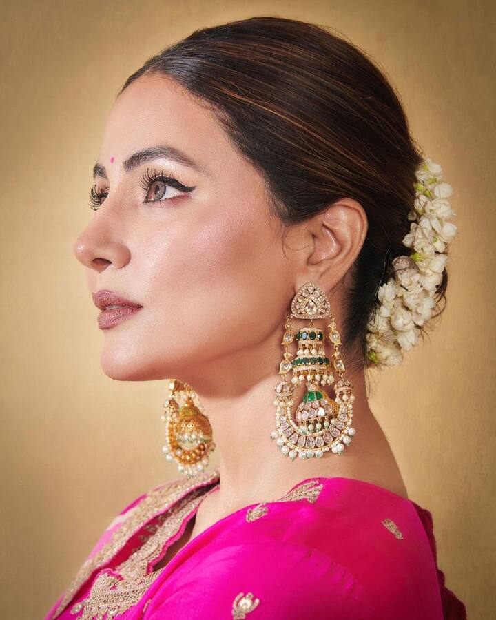 पिंक कलर के एथनिक ड्रेस में हिना बेहद खूबसूरत लग रही हैं. अपनी लेटेस्ट तस्वीरों से हिना ने सच में फैंस का दिन बना दिया.