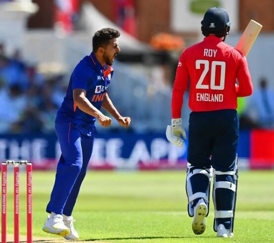 ইংল্যান্ড পাওয়ার প্লেতে শুরুটা মন্দ করেনি। নিয়মিত ব্যবধানে ইংল্যান্ড উইকেট খোয়াতে থাকলেও একের পর এক বাউন্ডারি আসতে থাকে তাদের স্কোরবোর্ডে।