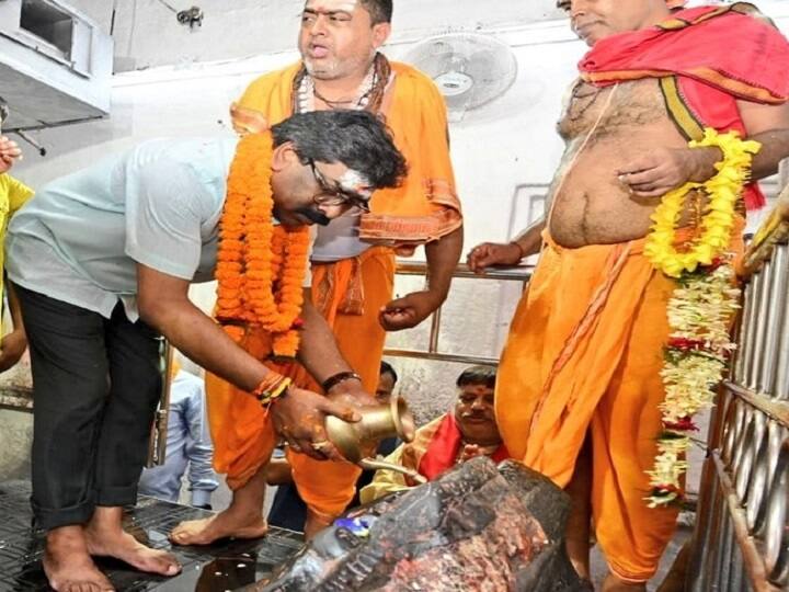 सीएम हेमंत सोरेन ने प्रधानमंत्री नरेंद्र मोदी के आगमन और राजकीय श्रावणी मेला 2022 के तैयारियों की विस्तृत समीक्षा के लिए सर्किट हाउस सभागार में उच्चस्तरीय बैठक भी की. मंदिर कार्यक्रम को लेकर सुरक्षा व्यवस्था की तैयारियों पर विस्तृत चर्चा करते हुए उन्होंने पुलिस अधिकारियों को आवश्यक दिशा-निर्देश भी दिए.