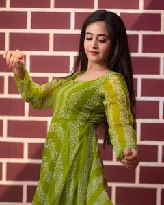 Deepthi Sunaina: గ్రీన్ ఫ్రాక్ లో దీప్తి సునైనా క్యూట్ లుక్!