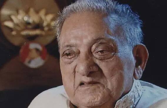 ਭਗਵਾਨ ਦਾਦਾ ਪਹਿਲੇ ਨੰਬਰ 'ਤੇ ਹਨ। ਭਗਵਾਨ ਦਾਦਾ ਦੇ ਨਾਂ ਨਾਲ ਮਸ਼ਹੂਰ ਇਸ ਨਿਰਦੇਸ਼ਕ ਨੇ ਫਿਲਮ 'ਕ੍ਰਿਮੀਨਲ' ਨਾਲ ਬਾਲੀਵੁੱਡ 'ਚ ਡੈਬਿਊ ਕੀਤਾ ਅਤੇ ਗੀਤਾ ਬਾਲੀ ਨਾਲ 'ਅਲਬੇਲਾ' ਵਰਗੀਆਂ ਹਿੱਟ ਫਿਲਮਾਂ ਦਿੱਤੀਆਂ।ਉਨ੍ਹਾਂ ਦੀ ਜ਼ਿੰਦਗੀ 'ਚ ਬੁਰਾ ਦੌਰ ਉਦੋਂ ਆਇਆ ਜਦੋਂ ਉਨ੍ਹਾਂ ਨੇ 'ਝਮੇਲਾ' ਅਤੇ 'ਅਲਬੇਲਾ' ਵਰਗੀਆਂ ਫਿਲਮਾਂ ਕੀਤੀਆਂ।