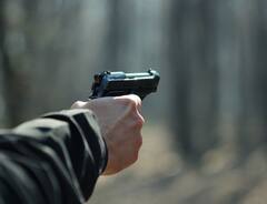 Gorakhpur News: गोरखपुर में बदमाश बेखौफ, चुनावी रंजिश में महिला ग्राम प्रधान को सरेशाम दौड़ाकर मारी गोली, BRD में भर्ती