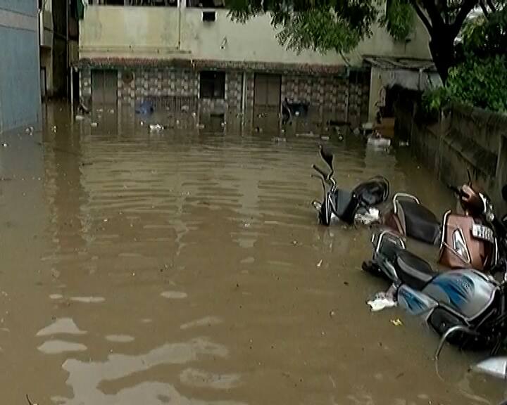 અમદાવાદમાં રવિવાર રાત્રે વરશેલા વરસાદે સર્જી હાલાકી, શહેરના મોટાભાગના રસ્તા થયા પાણી-પાણી, રસ્તા પર પાર્ક કરેલા વાહનો ડૂબી ગયા