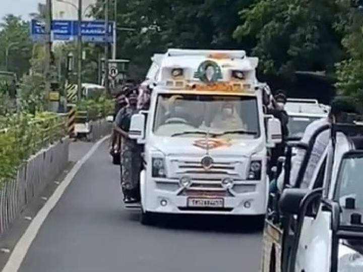 edappadi palaniswami came to admk meeting by van instead of car அன்று ஓபிஎஸ்... இன்று ஈபிஎஸ்.. பொதுக்குழுவுக்கு வந்த வாகனத்தில் திடீர் மாற்றம்.. காரணம் என்ன?
