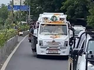 edappadi palaniswami came to admk meeting by van instead of car அன்று ஓபிஎஸ்... இன்று ஈபிஎஸ்.. பொதுக்குழுவுக்கு வந்த வாகனத்தில் திடீர் மாற்றம்.. காரணம் என்ன?