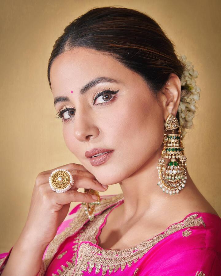 हिनाही तिच्या चाहत्यांशी कनेक्ट राहण्यासाठी सर्वतोपरी प्रयत्न करते. ती तिच्या नव्या लूकची झलकही चाहत्यांसोबत शेअर करत असते. (photo:/realhinakhan/ig)