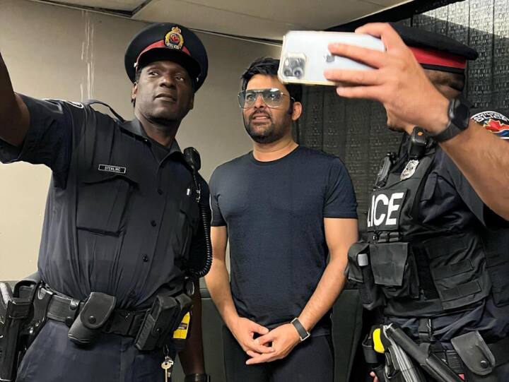 Kapil Sharma clicks selfie with Canada Police officers viral on social media Kapil Sharma Selfie: कपिल शर्मा ने कनाडा के पुलिस ऑफिसर्स के साथ क्लिक करवाई सेल्फी, फैंस बोले- अब फॉर्नर भी फैन हो गए...