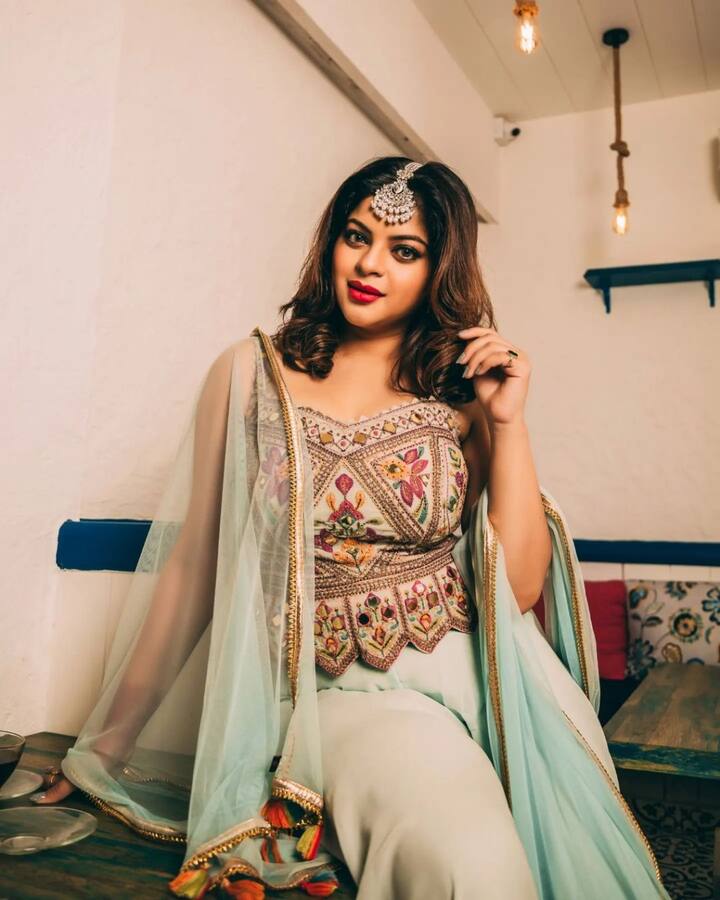 इमॅजिन टीव्हीवरच्या 'ज्योती' या शोमुळे स्नेहा प्रसिद्धीच्या झोतात आली. या मालिकेत ती प्रमुख भूमिका साकारत होती. त्यानंतर 'चंद्रगुप्त मौर्य' या मालिकेत तिनं 'मूरा' हे पात्र साकारलं. त्यानंतर `वीरा` या मालिकेत ती मुख्य भूमिकेत दिसली. (photo:snehawagh/ig)
