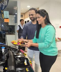 Sharmishtha Raut : शर्मिष्ठा राऊतनं पतीला दिली खास भेट; लग्झरी कारचे फोटो शेअर करत म्हणाली...