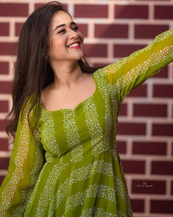 Deepthi Sunaina: గ్రీన్ ఫ్రాక్ లో దీప్తి సునైనా క్యూట్ లుక్!