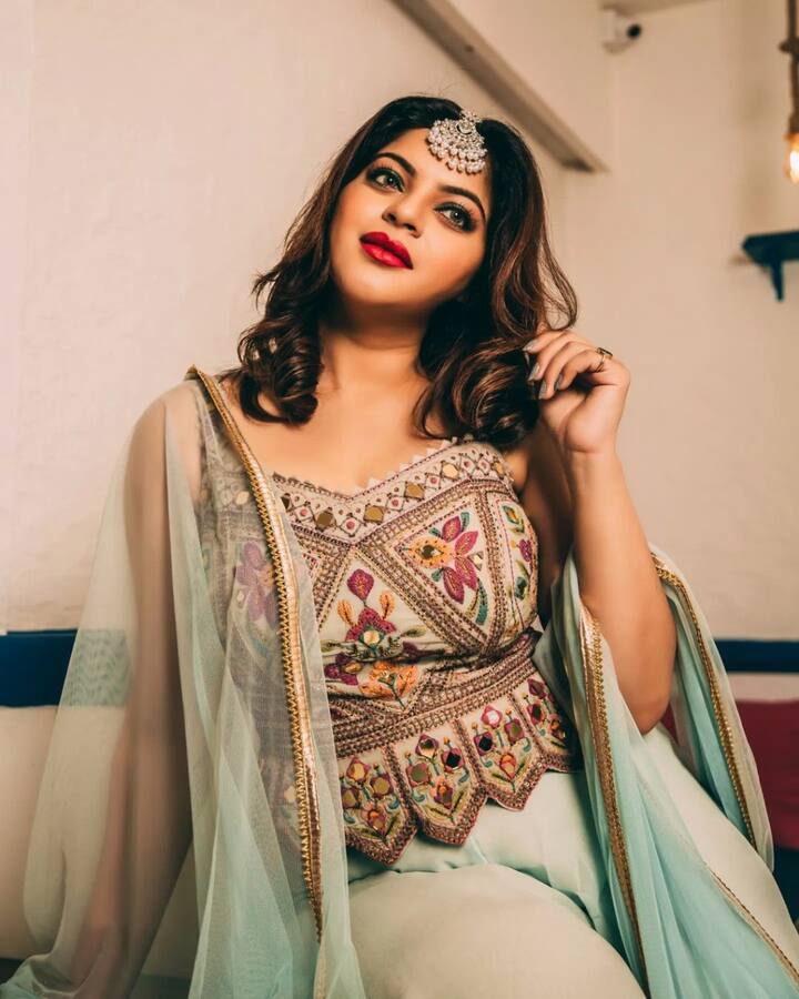 स्नेहानं नुकतेच तिचे काही सुंदर फोटो शेअर केले आहेत. ज्यात ती ट्रॅडिशनल लूक मध्ये दिसत आहे. हेवी मेकअप करून तिने हा लूक  केला आहे. (photo:snehawagh/ig)