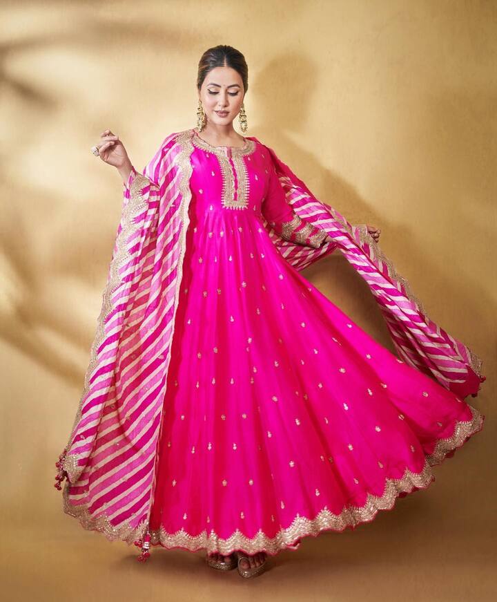 हिना खानने या ड्रेससोबत तिच्या कानात मोठे झुमके आणि हातात अंगठी घातली आहे. तसेच, केसांमध्ये गजराही माळला आहे, जो तिच्या लूकला आणखी सुंदर बनवत आहे.